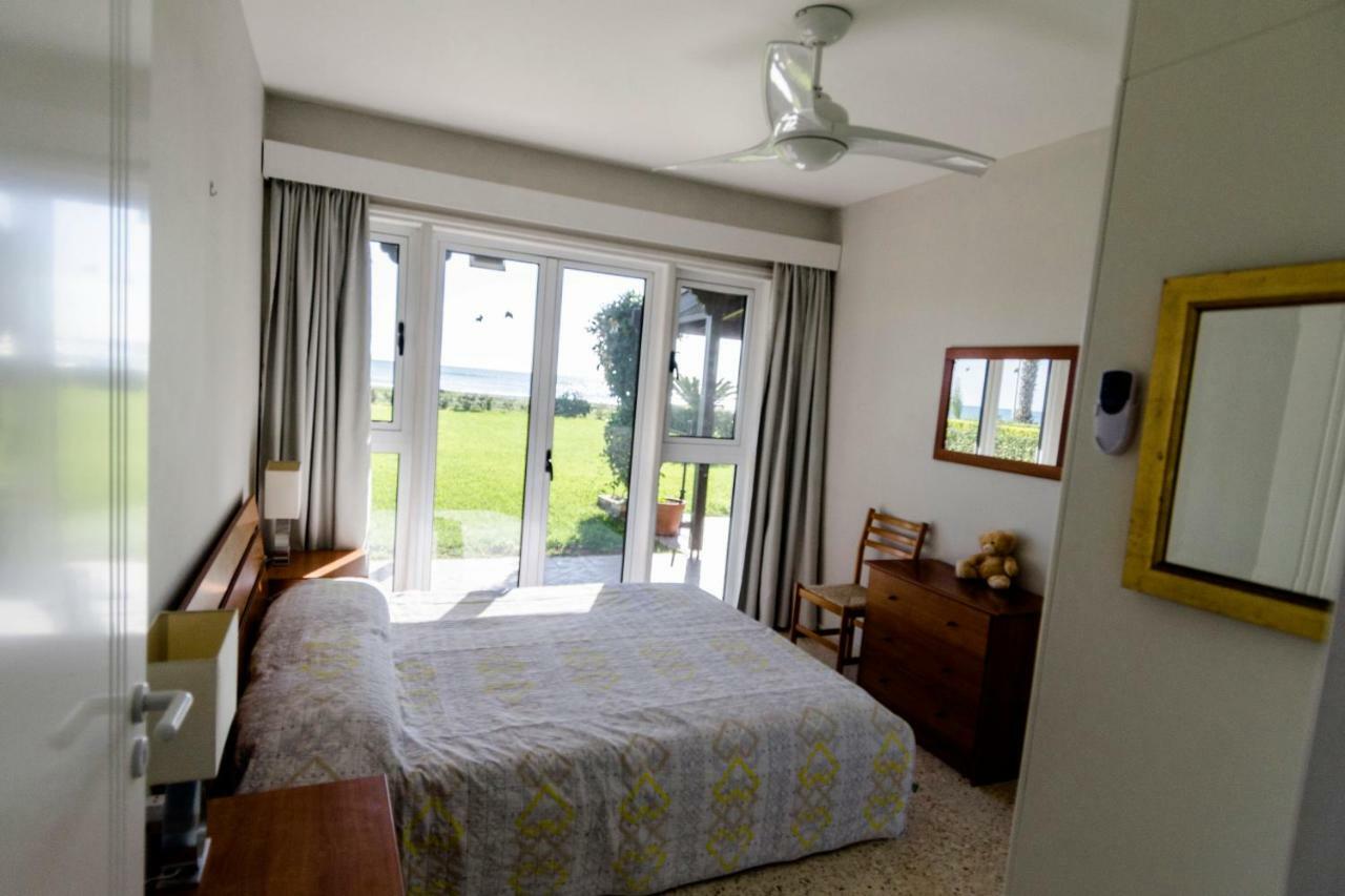 Blue Bay Beach House Larnaca Buitenkant foto